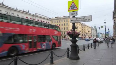 PETERSBURG, RUSYA - 5 Ağustos 2019 Nevsky Prospect. Ana cadde St. Petersburg, Büyük Peter tarafından Novgorod ve Moskova 'ya giden yolun başlangıcı olarak planlandı.