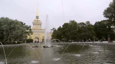 PETERSBURG, RUSSIA - 5 AĞUSTOS 2019 St Petersburg 'daki Rus Donanma Karargahı Deniz Kuvvetleri binasının önündeki Gölet,