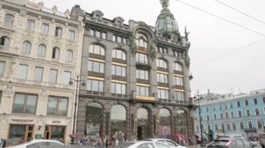 Aziz PETERSBURG, RUSSIA - 5 Ağustos 2019: Zinger (Şarkıcı) şirketinin tarihi binasının veya Nevsky Prospect 'in 1902-1904 yılları arasında mimarı Paul Suzor tarafından inşa edilen House of Books' un sanat deco cephesi