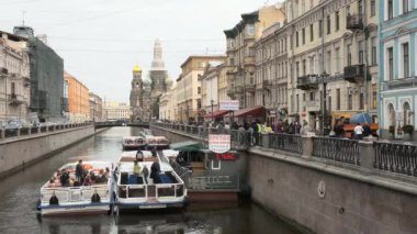 Aziz PETERSBURG, RUSSIA - 5 AĞUSTOS 2019: Griboyedov Kanalı, arka planda Kurtarıcının Kan Döken Kilisesi
