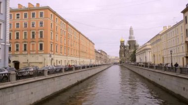 Aziz PETERSBURG, RUSSIA - 5 AĞUSTOS 2019: Griboyedov Kanalı, arka planda Kurtarıcının Kan Döken Kilisesi