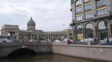 PETERSBURG, RUSSIA - 5 AĞUSTOS 2019: Zinger (Şarkıcı) şirketinin tarihi binasının veya Nevsky Prospect 'teki Kitap Evi' nin dekoratif sanat deco cephesi. Kazan Hanımı 'nın katedralinin görüldüğü yer.