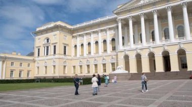 PETERSBURG, RUSSIA - 5 Ağustos 2019: Devlet Rus Müzesi, eski adıyla İmparatorluk Majesteleri III. Alexander, dünyanın en büyük Rus güzel sanatlar deposudur..
