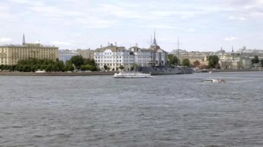PETERSBURG, RUSSIA - 5 Ağustos 2019: Rus kruvazörü Aurora Neva Nehri üzerinde