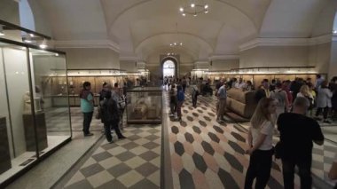 PETERSBURG, RUSSIA - 6 AĞUSTOS 2019: Devlet Hermitage Müzesi, iç mekan. Sanat ve Kültür Müzesi 1764 yılında kuruldu.