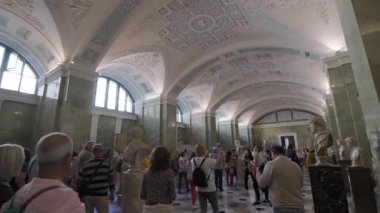 PETERSBURG, RUSSIA - 6 AĞUSTOS 2019: Devlet Hermitage Müzesi, iç mekan. Sanat ve Kültür Müzesi 1764 yılında kuruldu.
