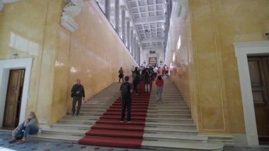 PETERSBURG, RUSSIA - 6 AĞUSTOS 2019: Devlet Hermitage Müzesi, iç mekan. Sanat ve Kültür Müzesi 1764 'te kuruldu.