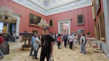 PETERSBURG, RUSSIA - 6 AĞUSTOS 2019: Devlet Hermitage Müzesi, iç mekan. Sanat ve Kültür Müzesi 1764 yılında kuruldu.