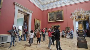 PETERSBURG, RUSSIA - 6 AĞUSTOS 2019: Devlet Hermitage Müzesi, iç mekan. Sanat ve Kültür Müzesi 1764 yılında kuruldu.