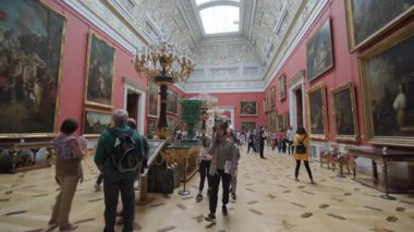 PETERSBURG, RUSSIA - 6 AĞUSTOS 2019: Devlet Hermitage Müzesi, iç mekan. Sanat ve Kültür Müzesi 1764 yılında kuruldu.