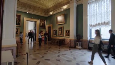 PETERSBURG, RUSSIA - 6 AĞUSTOS 2019: Devlet Hermitage Müzesi, iç mekan. Sanat ve Kültür Müzesi 1764 yılında kuruldu.