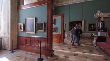 PETERSBURG, RUSSIA - 6 AĞUSTOS 2019: Devlet Hermitage Müzesi, iç mekan. Sanat ve Kültür Müzesi 1764 yılında kuruldu.