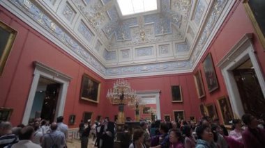 PETERSBURG, RUSSIA - 6 AĞUSTOS 2019: Devlet Hermitage Müzesi, iç mekan. Sanat ve Kültür Müzesi 1764 yılında kuruldu.