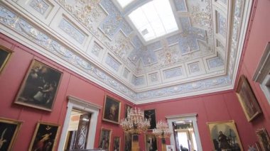 PETERSBURG, RUSSIA - 6 AĞUSTOS 2019: Devlet Hermitage Müzesi, iç mekan. Sanat ve Kültür Müzesi 1764 yılında kuruldu.