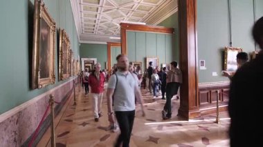 PETERSBURG, RUSSIA - 6 AĞUSTOS 2019: Devlet Hermitage Müzesi, iç mekan. Sanat ve Kültür Müzesi 1764 yılında kuruldu.