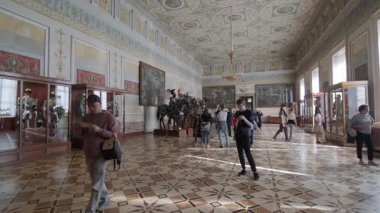 PETERSBURG, RUSSIA - 6 AĞUSTOS 2019: Devlet Hermitage Müzesi, iç mekan. Sanat ve Kültür Müzesi 1764 'te kuruldu.