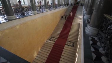 PETERSBURG, RUSSIA - 6 AĞUSTOS 2019: Devlet Hermitage Müzesi, iç mekan. Sanat ve Kültür Müzesi 1764 'te kuruldu.