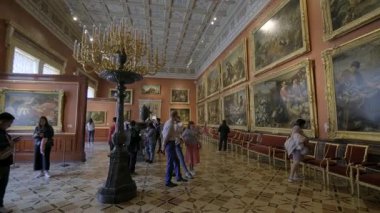 PETERSBURG, RUSSIA - 6 AĞUSTOS 2019: Devlet Hermitage Müzesi, iç mekan. Sanat ve Kültür Müzesi 1764 'te kuruldu.