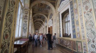 PETERSBURG, RUSSIA - 6 AĞUSTOS 2019: Devlet Hermitage Müzesi, iç mekan. Sanat ve Kültür Müzesi 1764 yılında kuruldu. Raphael Loggiaları
