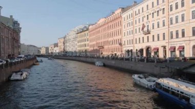 St. PETERSBURG, RUSSIA - 6 AĞUSTOS 2019: günbatımında Moyka Nehri