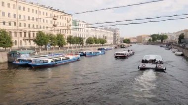 PETERSBURG, RUSSIA - 7 AĞUSTOS 2019: Nevsky Bulvarı 'ndaki Fontanka Nehri manzarası