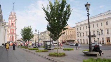 St. PETERSBURG, Rusya - 7 Ağustos 2019: eski belediye binasının kulesi. sol