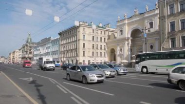 PETERSBURG, RUSSIA - 7 Ağustos 2019: bir yaz sabahı Nevsky Bulvarı 'nda trafik