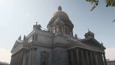 St. PETERSBURG, RUSSIA - 7 Ağustos 2019 Saint Isaac şu anda müze olarak çalışan bir katedral. Sovyet hükümeti tarafından bir müzeye dönüştürüldü. Eğil