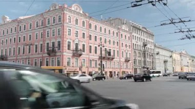 PETERSBURG, RUSSIA - 7 Ağustos 2019: bir yaz sabahı Nevsky Bulvarı 'nda trafik