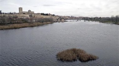 İspanya 'nın Zamora kentinden geçen Duero Nehri' nin manzarası