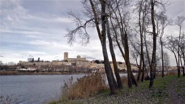 İspanya 'nın Zamora kentinden geçen Duero Nehri' nin manzarası