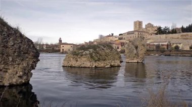 İspanya 'nın Zamora kentinden geçen Duero Nehri' nin manzarası