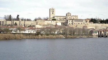 İspanya 'nın Zamora kentinden geçen Duero Nehri' nin manzarası