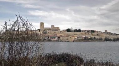 İspanya 'nın Zamora kentinden geçen Duero Nehri' nin manzarası