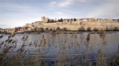 İspanya 'nın Zamora kentinden geçen Duero Nehri' nin manzarası