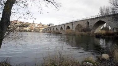 İspanya 'nın Zamora kentinden geçen Duero Nehri' nin manzarası