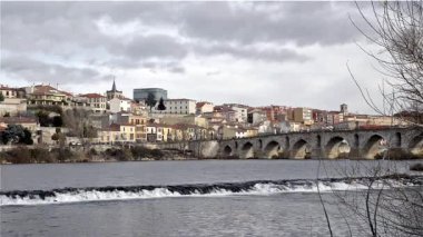 İspanya 'nın Zamora kentinden geçen Duero Nehri' nin manzarası