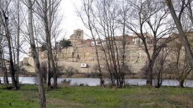 İspanya 'nın Zamora kentinden geçen Duero Nehri' nin manzarası