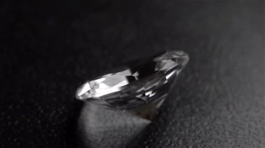 Üzerinde dönen elmas gibi oyulmuş cam. Siyah arkaplan