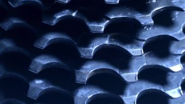 Dönen metalik bir dişlinin yakın çekimi