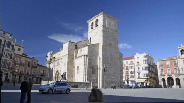 ZAMORA, İspanya - 8 Şubat 2017: İspanya 'nın tarihi kenti Zamora' nın merkezindeki Romanesk bir kilisenin manzarası