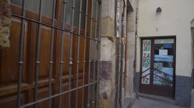 ZAMORA, İSPA - 8 Şubat 2017: İspanya 'nın tarihi şehri Zamora' nın merkezindeki bar dolu bir sokakta Pan hareketi