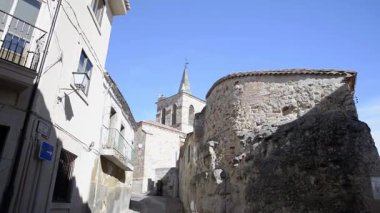 Zamora 'nın tarihi merkezindeki eski savunma duvarının yanındaki ortaçağ kilisesi. Eğik hareket