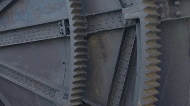 Terk edilmiş bir fabrikanın büyük çıkıntısı.