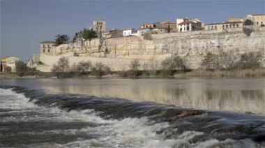 Douro nehrinin kıyısından ortaçağ şehri Zamora manzarası