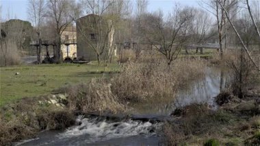 Zamora 'dan geçen Douro Nehri boyunca su değirmenleri