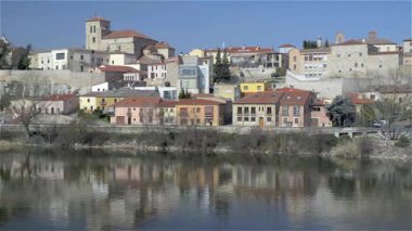 Douro nehrinin kıyısından ortaçağ şehri Zamora manzarası