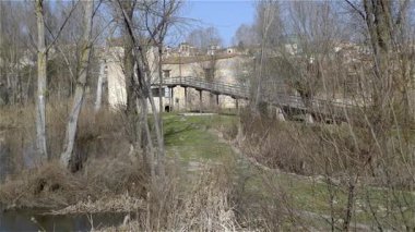 Douro nehrinin kıyısından ortaçağ şehri Zamora manzarası