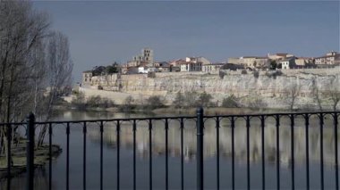 Douro nehrinin kıyısından ortaçağ şehri Zamora manzarası