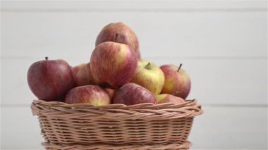 Kırmızı elmalı sepet. döndürme hareketi